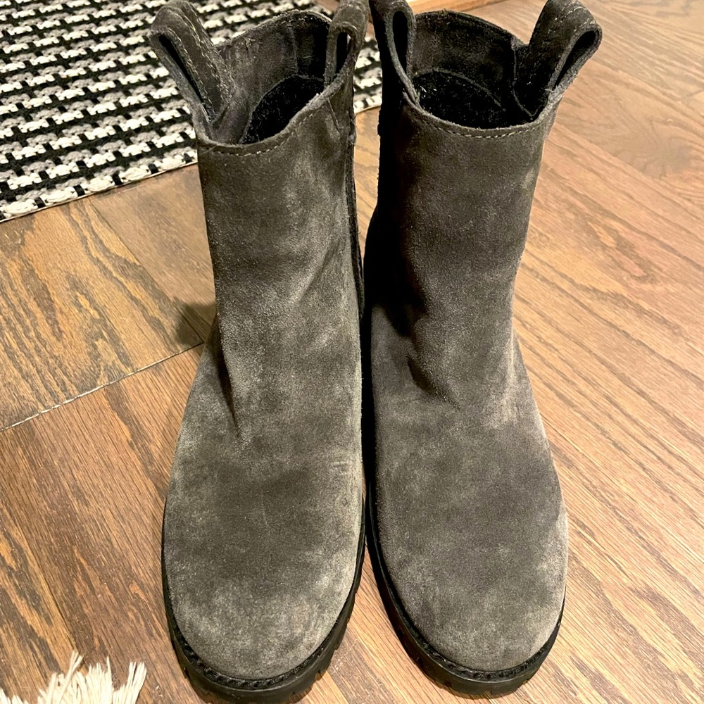 Splendid Chelsea style cozy lined soft suede boot